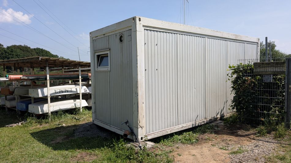 Container an neuem Standort
